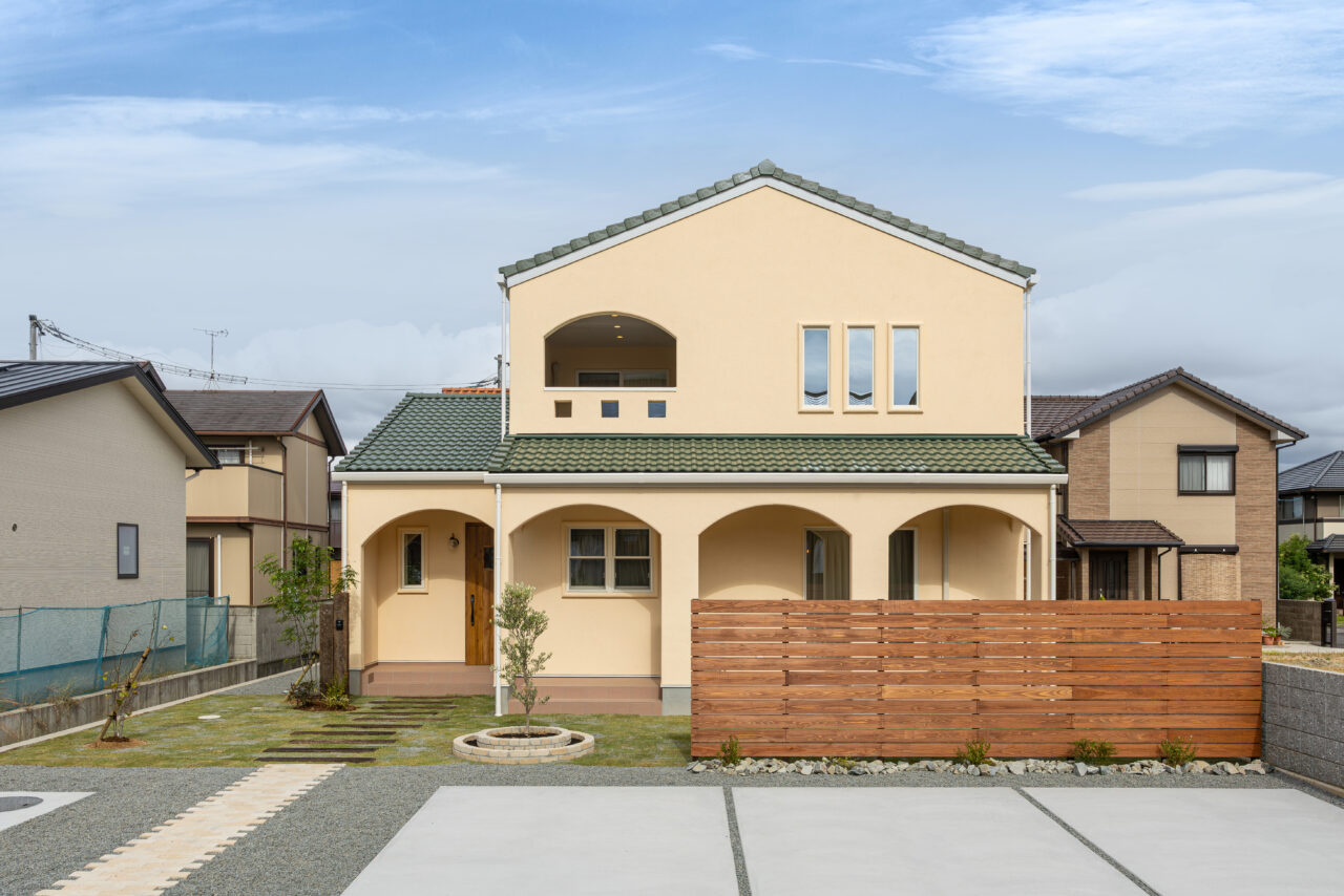 陽だまりとアーチが迎えるノルディックモダンなお家