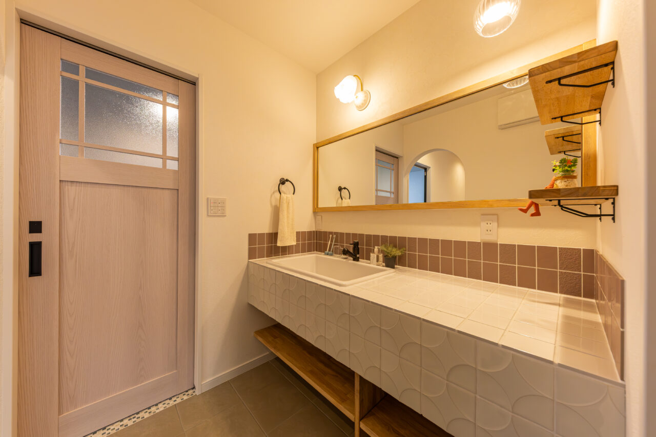 陽だまりとアーチが迎えるノルディックモダンなお家