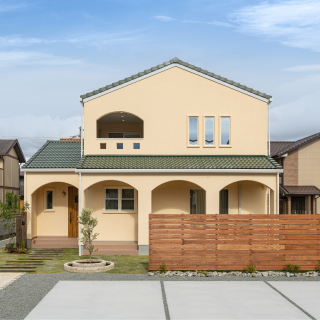 陽だまりとアーチが迎えるノルディックモダンなお家