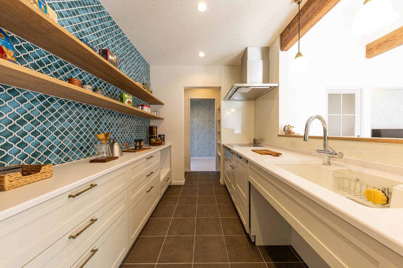 家族の時間が溶け込むコースタルな平屋のお家