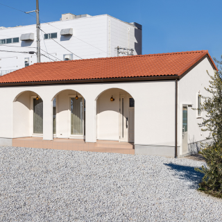 家族の時間が溶け込むコースタルな平屋のお家